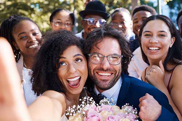 selfie van echtpaar en bruiloftgasten