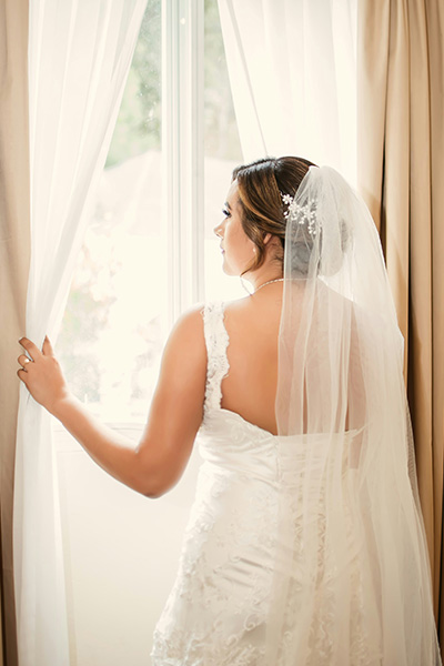 Bruid staat bij het raam te kijken